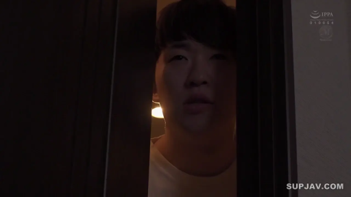 室内 · 脸部特写 · 站立 · 惊讶 · 门 · 白色T恤 · 窥视 · 单人男性