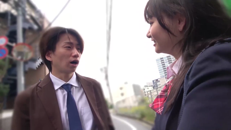 交谈 · 站立 · 半身 · 制服 · 街道 · 惊讶 · 写实