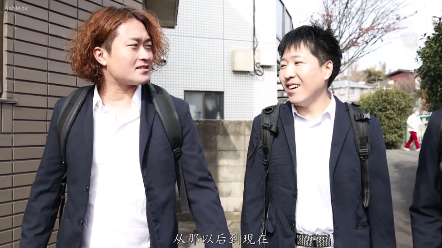 交谈 · 站立 · 微笑 · 半身 · 户外 · 双人 · 西装 · 背包