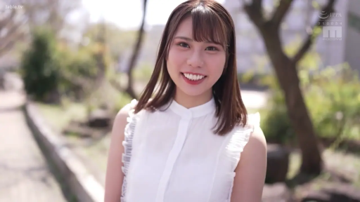 站立 · 半身 · 户外 · 白色无袖衬衫