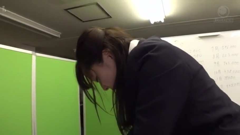 俯身 · 办公室 · 职业装 · 侧面特写