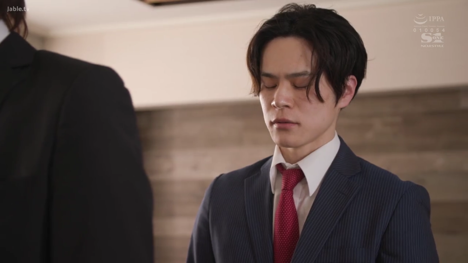 室内 · 站立 · 半身 · 西装