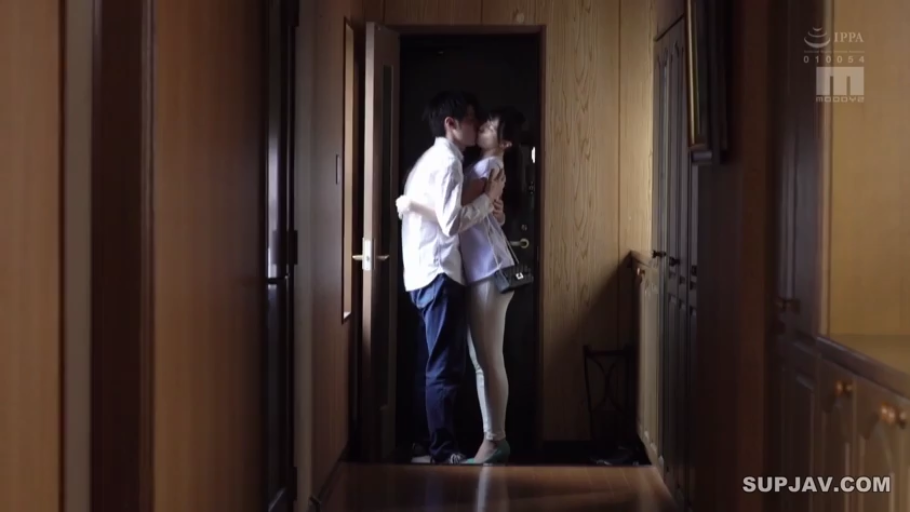 陶醉 · 居家 · 紧身裤 · 手提包 · 接吻 · 玄关 · 站立拥抱