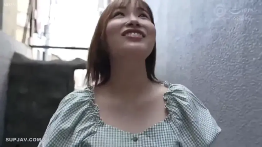 面部 · 站立 · 微笑 · 室外 · 户外小巷 · 仰望 · 格子连衣裙