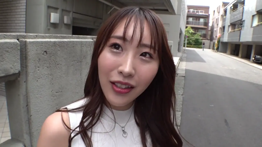 面部 · 站立 · 微笑 · 项链 · 白色背心 · 注视 · 户外 · 棕发