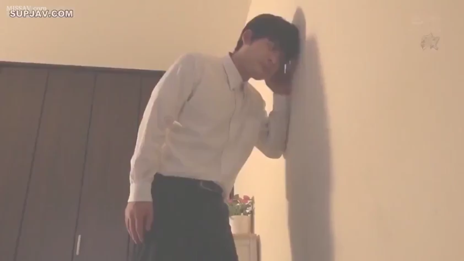 室内 · 专注 · 中景 · 白衬衫 · 男性 · 靠墙站立 · 偷听