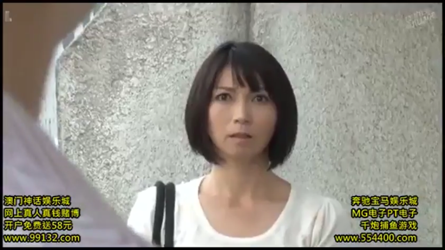 站立 · 白色短袖 · 特寫 · 对视 · 户外 · 熟女 · 惊讶 · 單肩包