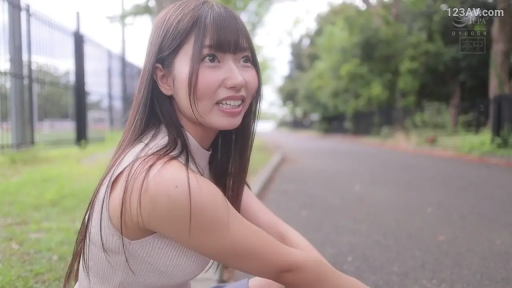 坐姿 · 微笑 · 户外 · 侧头 · 阳光 · 半身照 · 无袖背心