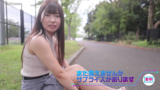 坐姿 · 回眸 · 微笑 · 半身 · 无袖针织衫 · 日本AV · 户外路边