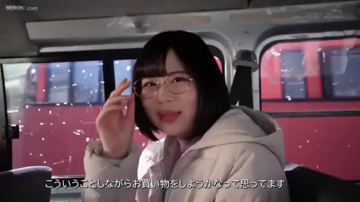 坐姿 · 眼镜 · 脸部特写 · 微笑 · 短发 · 米色外套 · 公共汽车 · 扶眼镜