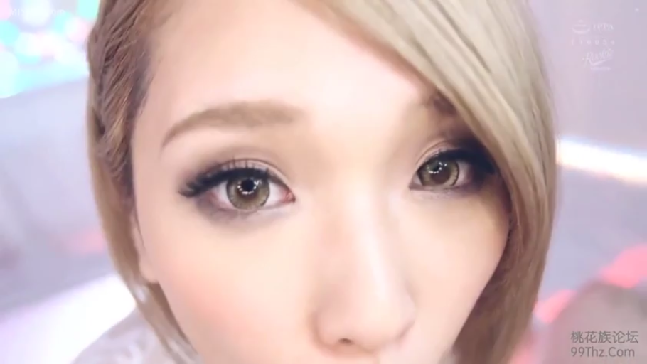 Indoor · Close-up of the face · 白色服饰