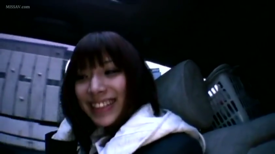 坐姿 · 面部特写 · 车内 · 高清 · 对着镜头微笑 · 汽车座椅 · 黑色外套 · 开心的表情