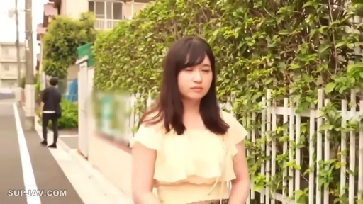 忧郁 · 站立 · 中景 · 室外 · 户外街道 · 黄色露肩上衣 · 低头漫步