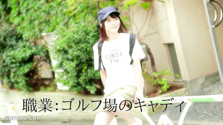 坐姿 · 中景 · 棒球帽 · 微笑 · 户外 · 双肩包 · 休息 · 休闲