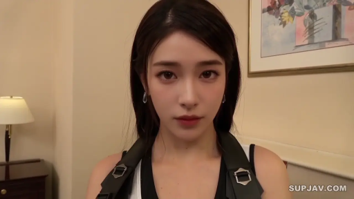 座り姿勢 · ホテルルーム · デスクライト · 顔のクローズアップ · 高冷 · レンズを見つめて · 长发美女 · 黑色背心搭配战术背带