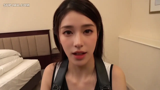 寝室 · ベッド · 自然 · 顔のクローズアップ · 注视镜头 · 吊带背心 · 正面坐姿 · 长直发