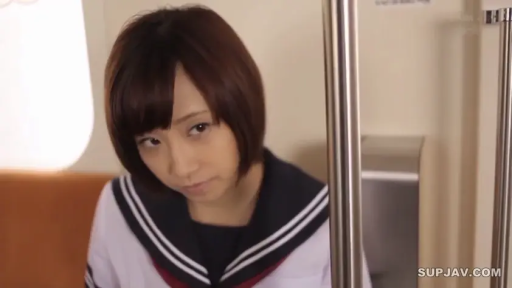 站姿 · 扶手 · 注视 · 水手服 · 沉稳 · 短发 · 中景特写 · 电车