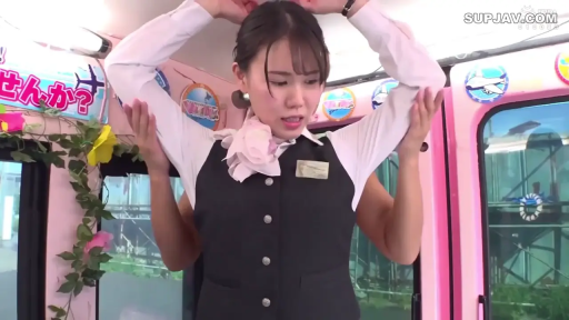 微笑 · 蓝色外套 · 户外 · 侧面中景 · 马路 · 骑行 · 摩托车 · 骑摩托车