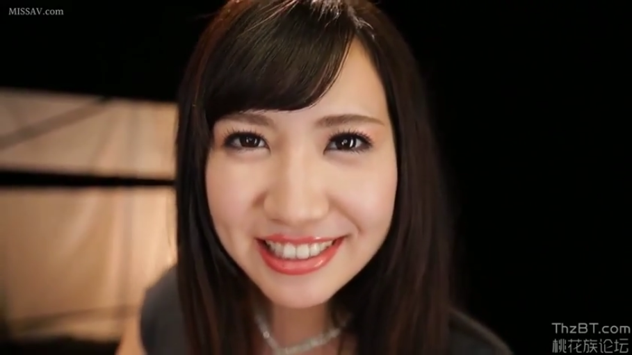 室内 · 俯身 · 脸部特写 · 对视 · 黑色上衣 · 甜美微笑 · 棕色长发