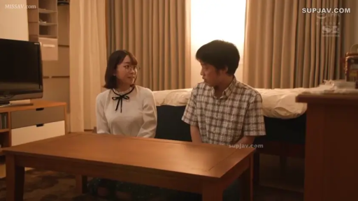 会話 · 跪坐 · 寝室 · 中景 · 微笑 · シャツ · 电视