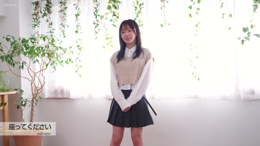 甜美 · 站立 · 全身像 · 绿植 · 日文字幕 · 明亮室内 · 学院风套装 · 出镜