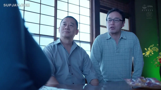 座り姿勢 · 中景 · 注視 · 沉稳 · 室内盆栽 · 中年男性 · 传统日式房间 · 男式衬衫