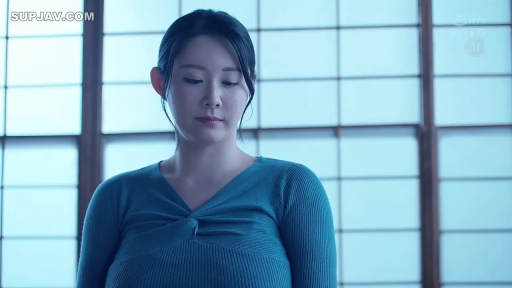 巨乳 · 和室 · 站姿 · 半身 · 俯首 · 恬静 · 蓝色紧身针织衫