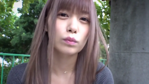 顔部のクローズアップ · 凝視 · グレー ニットセーター · 户外公园 · 嘟嘴 · 正面直视