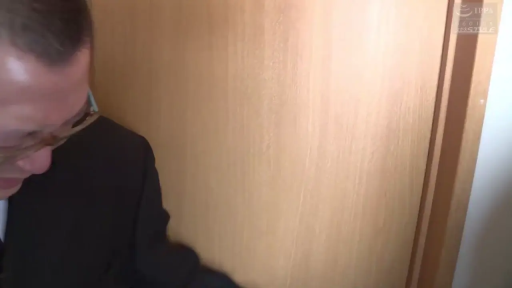 室内 · 俯身 · 眼镜 · 专注 · 西装 · 侧脸 · 窥视