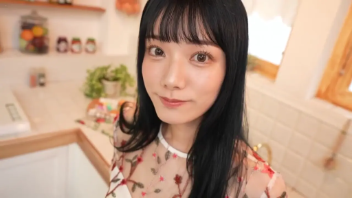 脸部特写 · 站立 · 微笑 · 对视 · 厨房 · 碎花上衣 · 厨具