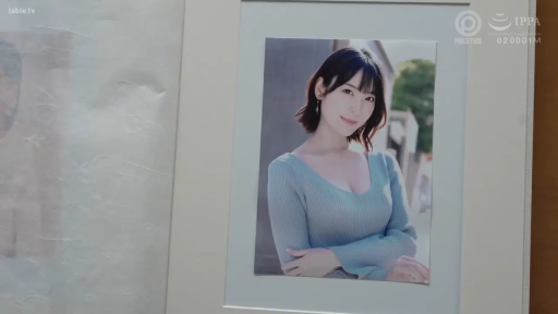 面对镜头 · 户外 · 短发 · 温柔微笑 · 半身像 · 侧身站姿 · 相框 · 浅蓝色紧身针织衫