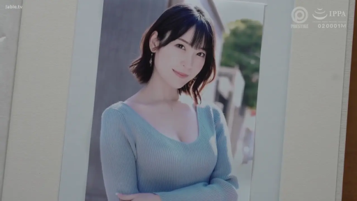 面部 · 站立 · 摆拍 · 微笑 · 针织衫 · 室外 · 照片