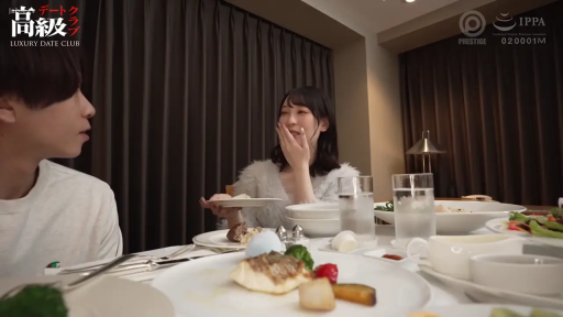 坐姿 · 中景 · 微笑 · 餐厅 · 白色毛衣 · 餐具 · 约会 · 进餐