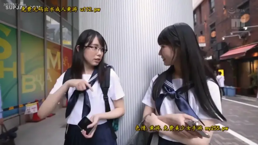 Role-playing · Stand · Medium shot · 自然 · 交流 · Street · 手机 · Sailor suit