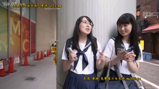 交谈 · 校服 · 站立 · 微笑 · 手机 · 户外 · 兩人