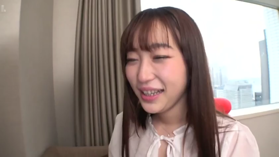 坐姿 · 交谈 · 脸部特写 · 酒店房间 · 长发 · 羞涩微笑 · 白色系带上衣