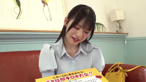 坐姿 · 上半身特写 · 室内沙发 · 羞涩微笑 · 低头阅读 · 浅蓝色短袖衬衫 · 黄色提示板 · 黑发长发