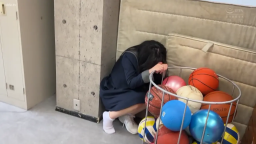 校服 · 中景 · 弯腰 · 凌乱 · 痛苦 · 哭泣 · 体育仓库 · 篮球