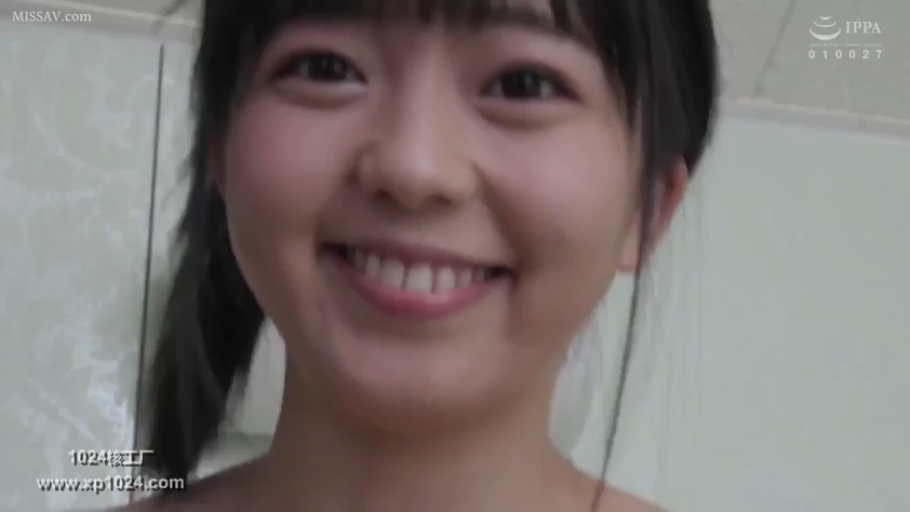 室内 · 微笑 · 面部特写 · 裸体 · 对视 · 正面 · 马尾