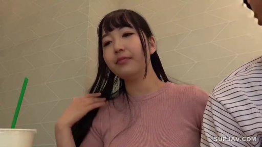 室内 · 座り姿勢 · 自然 · 交流 · 頭部 · 日常 · ピンクのニットセーター · 飲料カップ