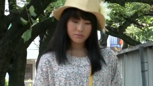 憂鬱 · 頭を下げる · 站立 · 中景 · 屋外 · 草帽