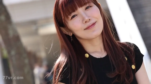 站姿 · 微笑 · 面部特写 · 注视 · 户外 · 黑色短袖上衣