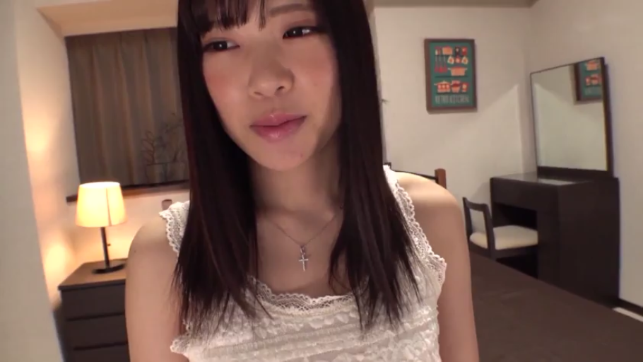 脸部特写 · 卧室 · 白色蕾丝吊带 · 凝视 · 温柔 · 正面 · 黑长直 · 十字架项链