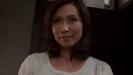 室内 · 站姿 · 微笑 · 项链 · 面部特写 · 白色蕾丝上衣 · 凝视 · 熟女