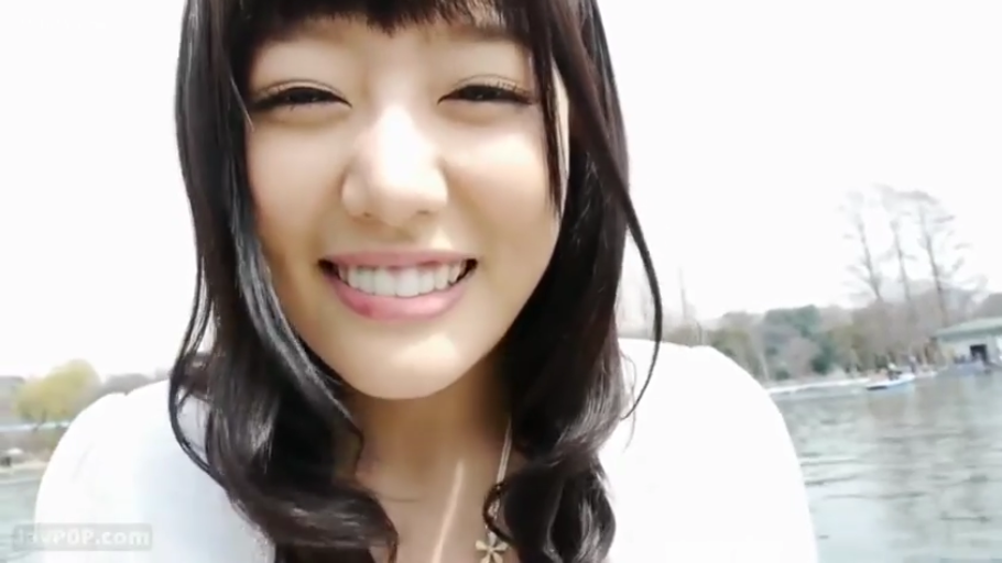 脸部特写 · 微笑 · 白色上衣 · 户外 · 正面