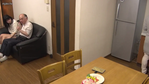 坐姿 · 交谈 · 全景 · 沙发 · 客厅 · 平淡 · 休闲服 · 日本