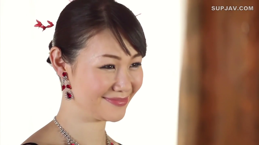 室内 · 面部特写 · 礼服