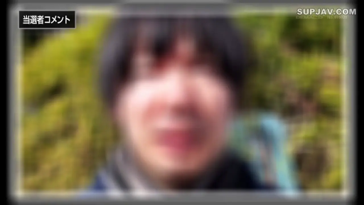 微笑 · 面对镜头 · 面部特寫 · 户外 · 休闲服 · 正面