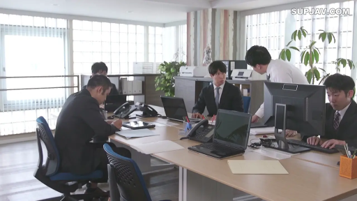 坐姿 · 专注 · 办公室 · 全景 · 办公器材 · 职场题材 · 西装 · 打字