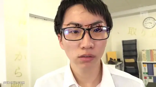全裸 · 浴室 · 微笑 · 面部特写 · 注视 · 正对镜头 · 淋浴